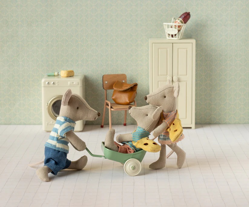 Kleine Schwester Maus mit Tasche