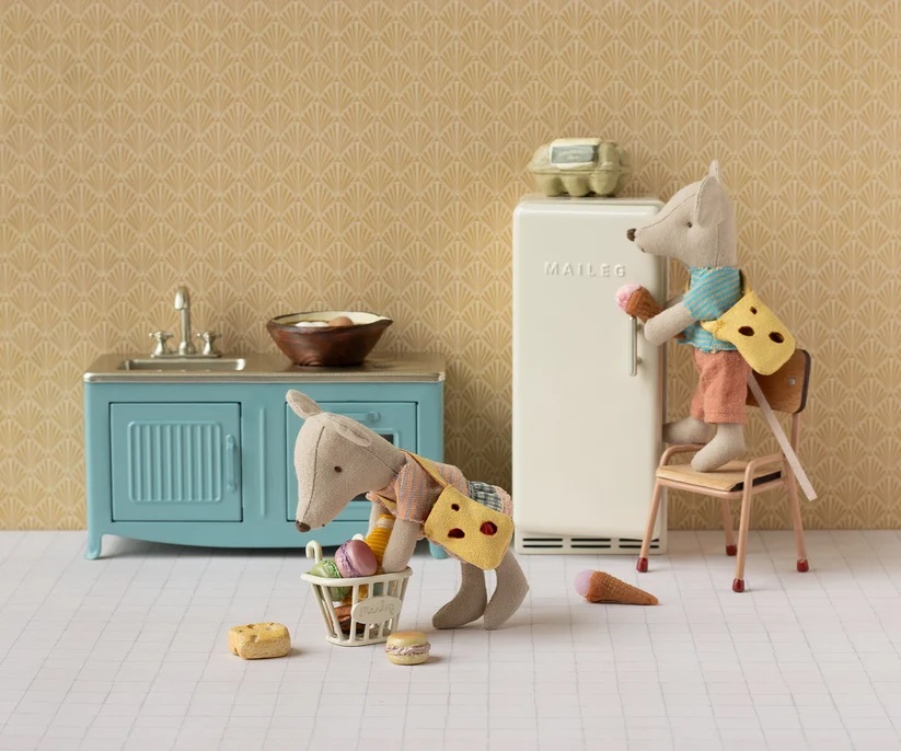 Kleiner Bruder Maus mit Tasche