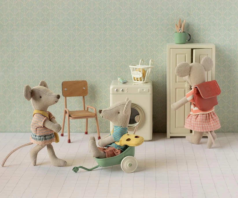 Kleine Schwester Maus mit Tasche