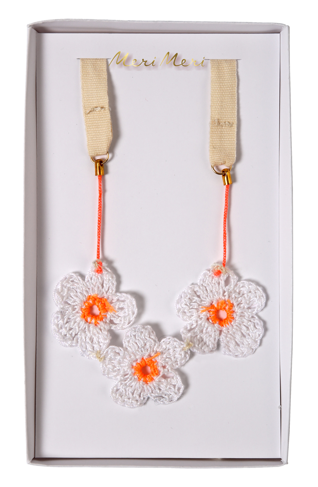 50-0176 Blumenkette, gehäkelte weiße Blüten mit orangefarbenen Zentren, orangefarbenes Band, beige Aufhängung, Verpackung weiß, Logo "Meri Meri".
