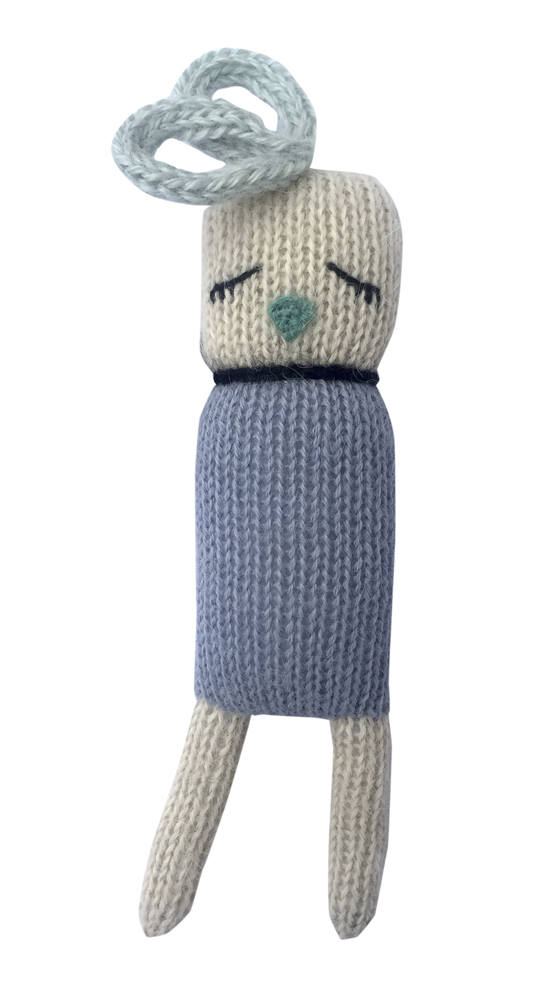 Mini_Birdie_blue_high_res Gestricktes Stofftier, cremefarbener Kopf, blaue Augen, mintgrüne Nase, blauer Körper, elastische Schlaufe am Kopf, schlafender Ausdruck.
