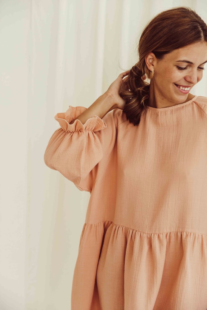 liss23_075_W_lilou-dress_peach_closeup2 Blusenkleid, pfirsichfarben, lange Puffärmel, geraffte Bündchen.