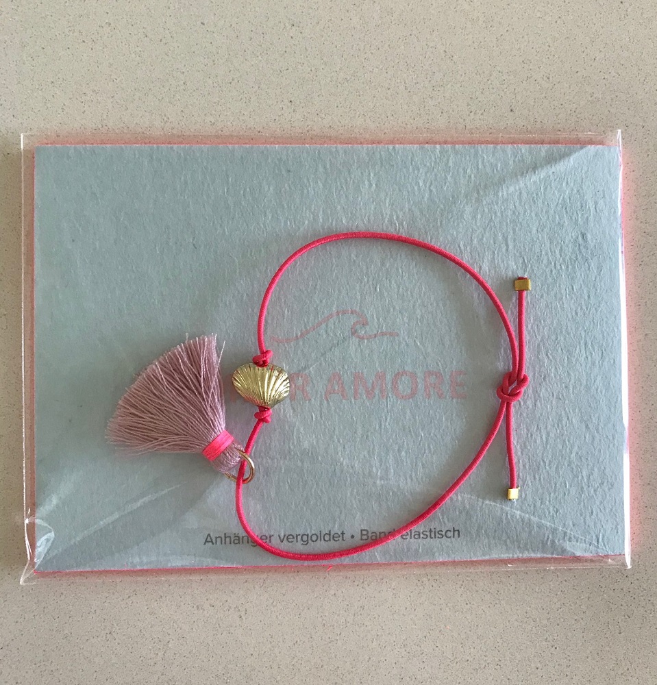 IMG_5904 Elastisches Armband, pinkes Band, vergoldeter Muschelanhänger, rosa Quaste.