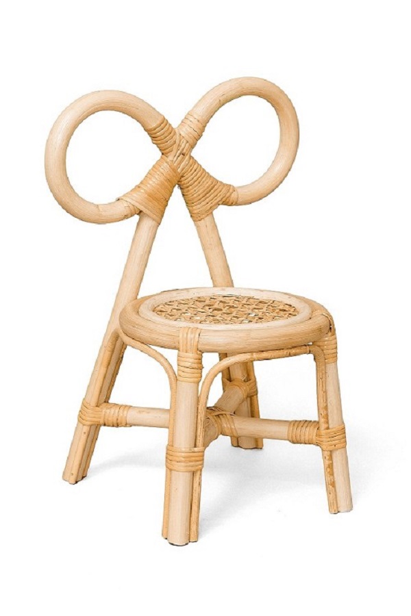 767421448643 Kinderstuhl aus Rattan, naturfarben, dekorative Schleifenform als Rückenlehne, geflochtener Sitz.