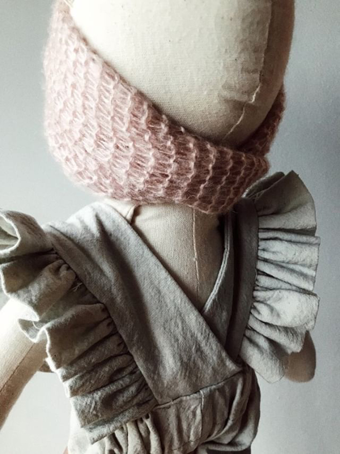 IMG_4636 Stoffpuppe, beige, rosa Strickschal, beige Kleid mit Rüschen.