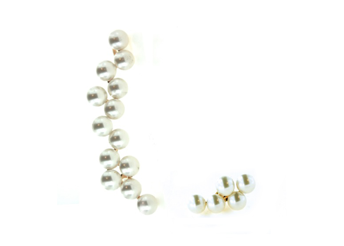 e-br-311-g Ohrringe, Perlen-Design, weiß, goldfarbene Fassung, geschwungene Form.