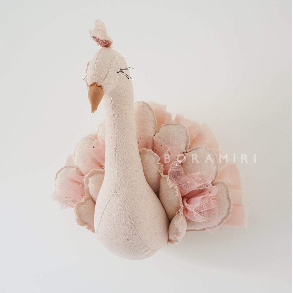 paonrv_2_web_1024x1024-2x Stofftier Pfau, beige, rosa Tüllfedern, Krone, Herstelleraufdruck "BORAMIRI".