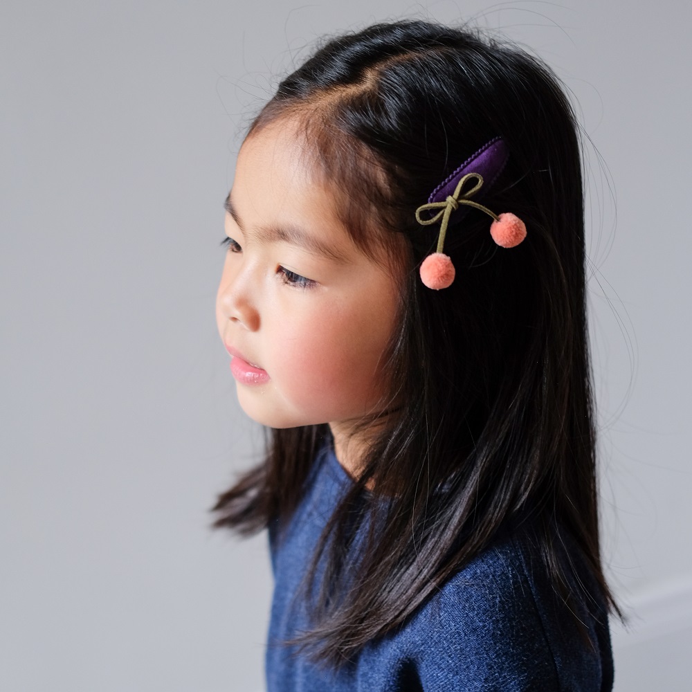 POM-POM-CHERRIES-3 Haarspange, lila, Zierschleife, zwei rosafarbene Pompons.