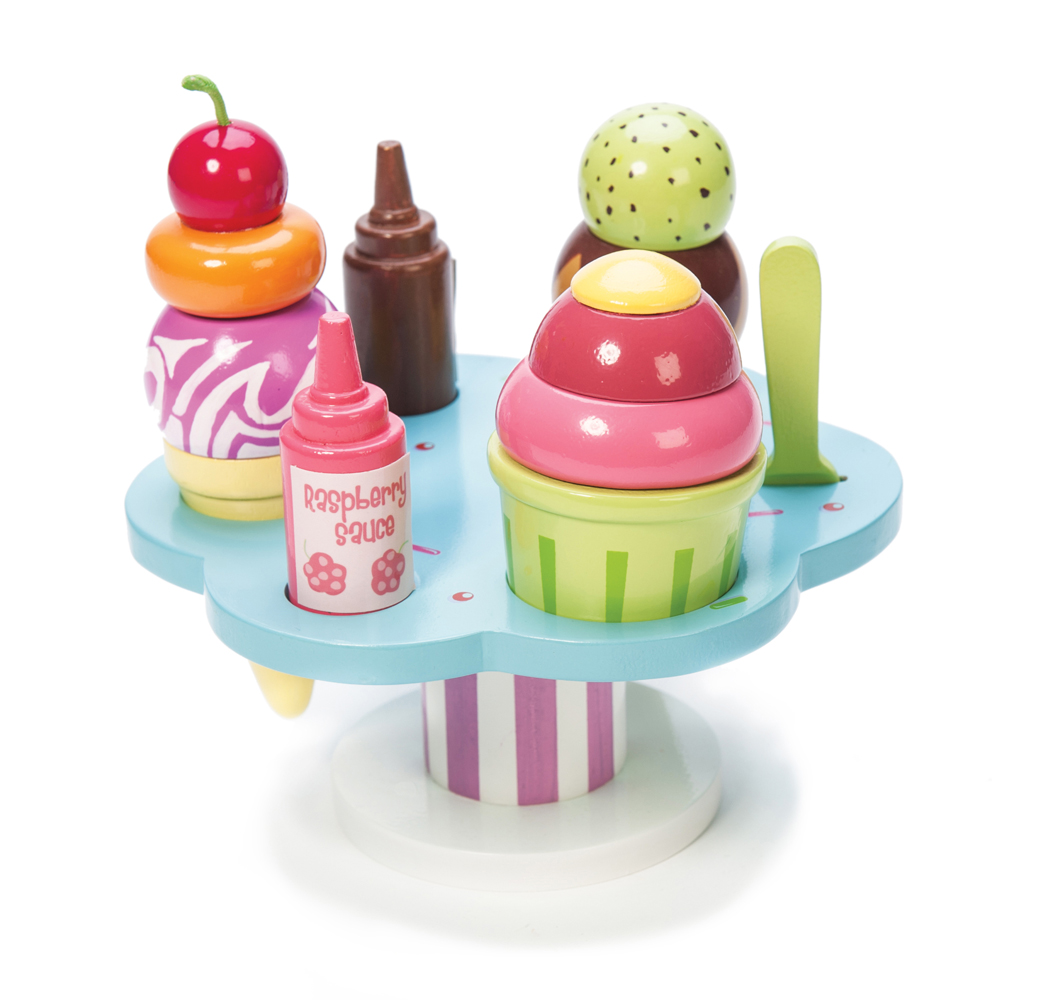 TV310-Carlo-s-Gelato Eiscreme-Spielset aus Holz, bunte Eiskugeln, Himbeersauce, braune Schokoladensauce, grüne Kugel mit Punkten, rosa Kugel auf grünem Becher, gelber Klecks, blaues Tablett, grüner Löffel, Kirsche oben, klassisches Design, kindgerecht.