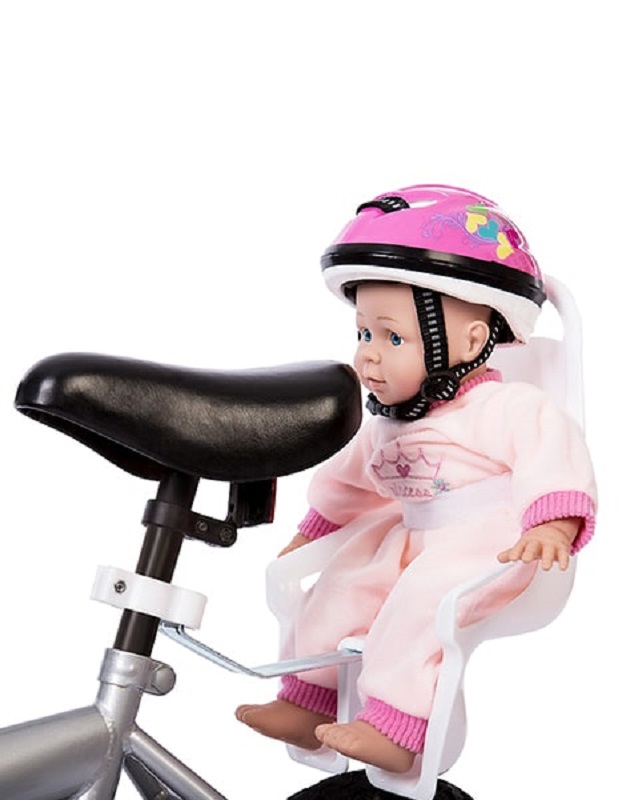 porte-bb-velo-blanc Puppe im rosa Strampler mit Krone-Aufdruck, pinker Helm mit buntem Design, sitzt in weißem Fahrradsitz, neben schwarzem Fahrradsattel.