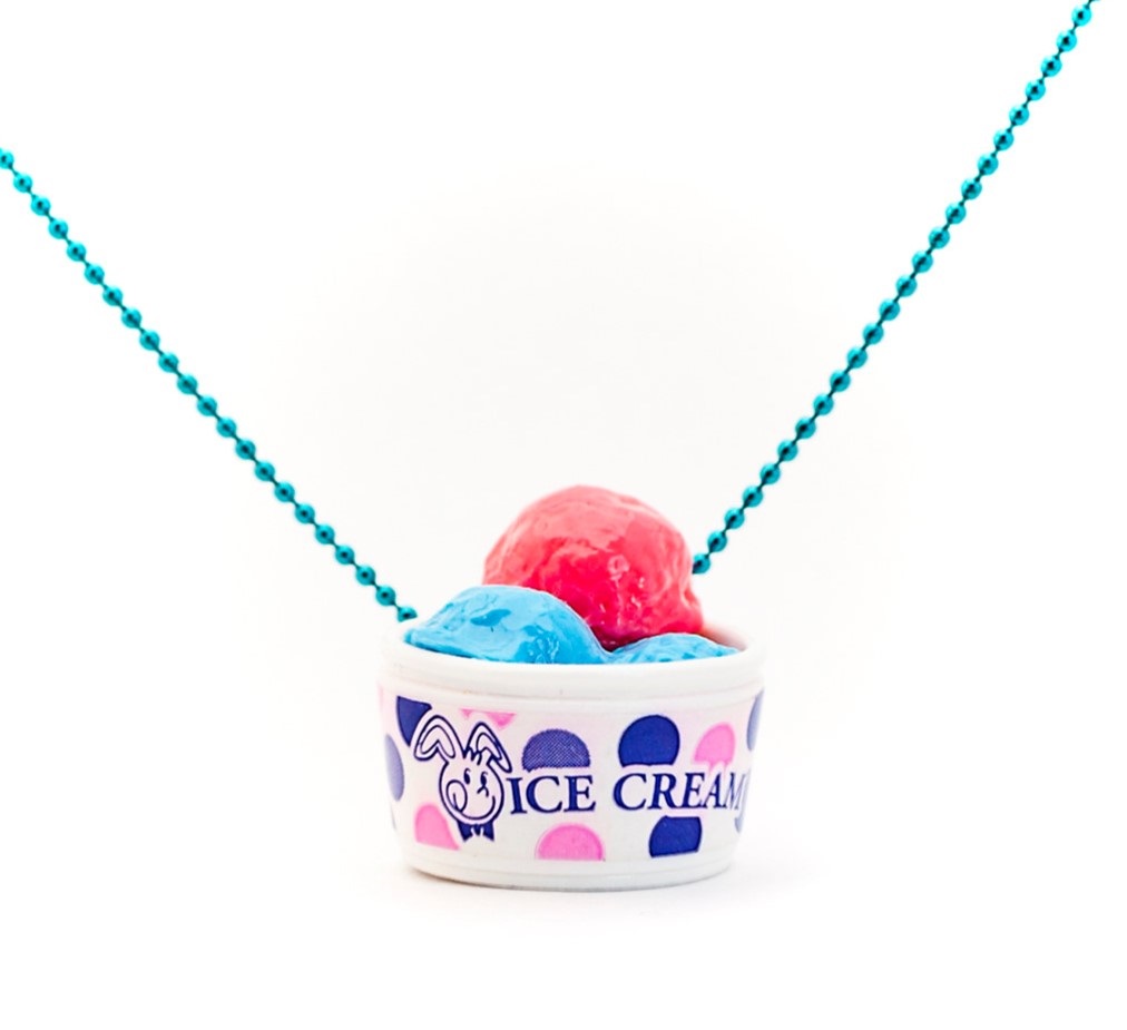 Eisbecher Eiscreme-Schüssel-Anhänger, rosa und blau, Punkte-Muster, blauer Kettenanhänger, Hasenlogo.
