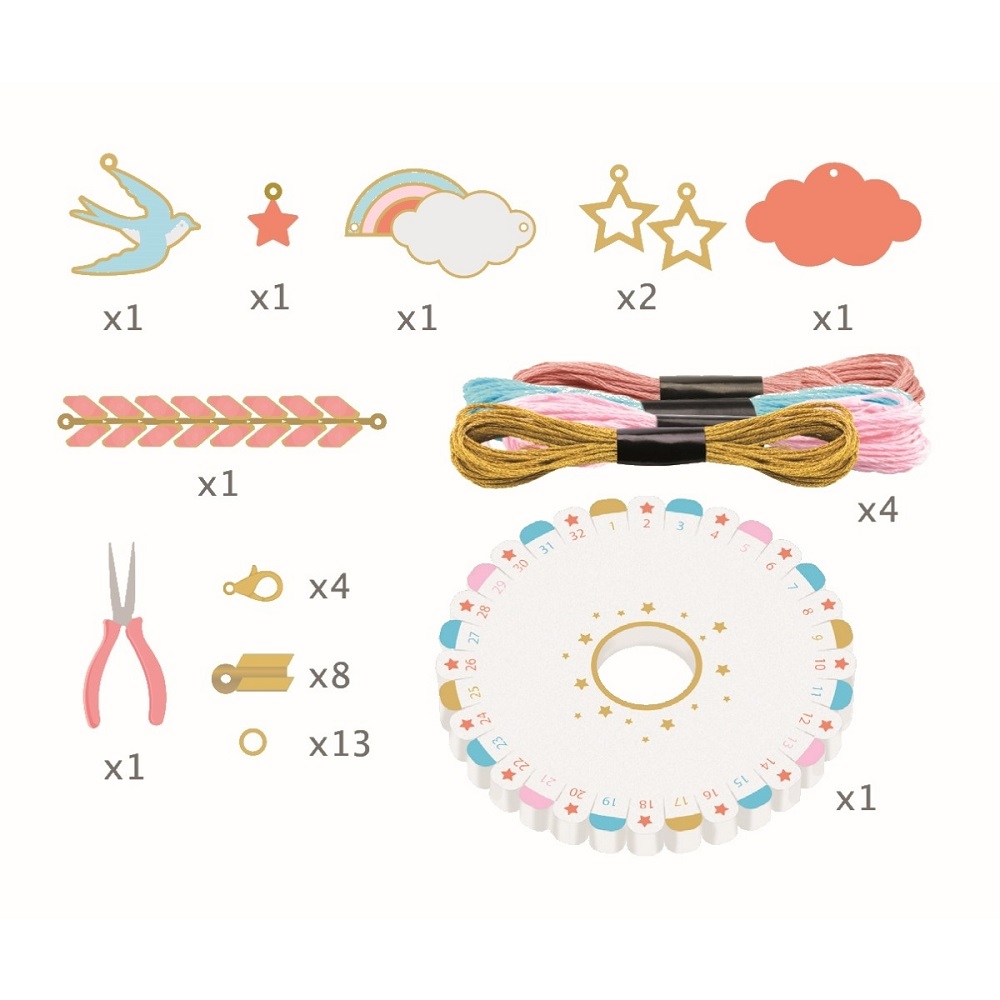 DJ09818-Schmuck-basteln-Celeste-2 Stickset; bunte Fäden; Kunststoffscheibe mit Zahlen; metallene Anhänger: Vogel, Wolke, Regenbogen, Sterne; Schmuckzange; Verschlüsse und Ringe.