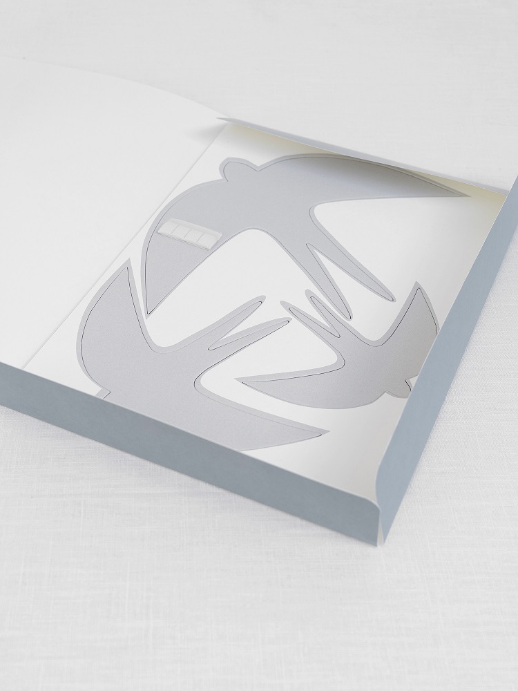 sverm-birds-large-6 Grußkarte, weißes Papier, graue Schwalbe-Aufdrücke, aufklappbar, minimalistisch, rechteckig, blauer Rand.