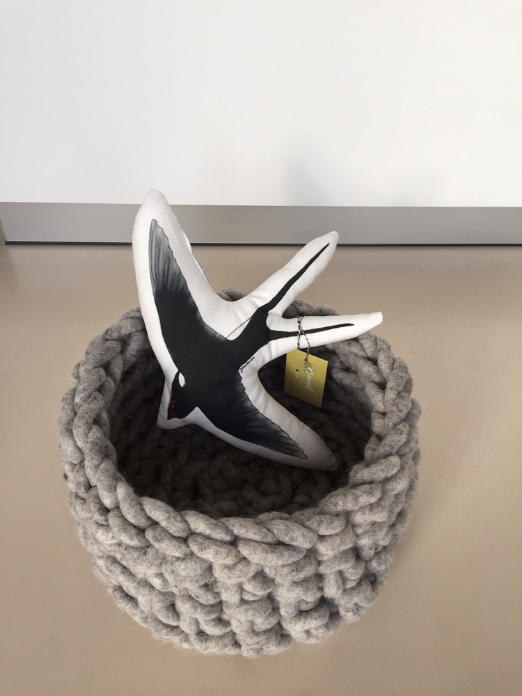 IMG_8262 Gestricktes Haustierbett, grau, rund; Vogel-förmiges Kissen, schwarz-weiß, im Inneren.