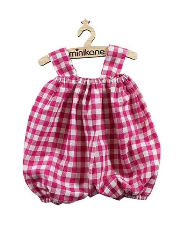 bloomer-poupee-mainikane-vichyrose Puppenromper, pink-weiß kariert, ärmellos, breite Träger, Holzkleiderbügel mit Schriftzug.