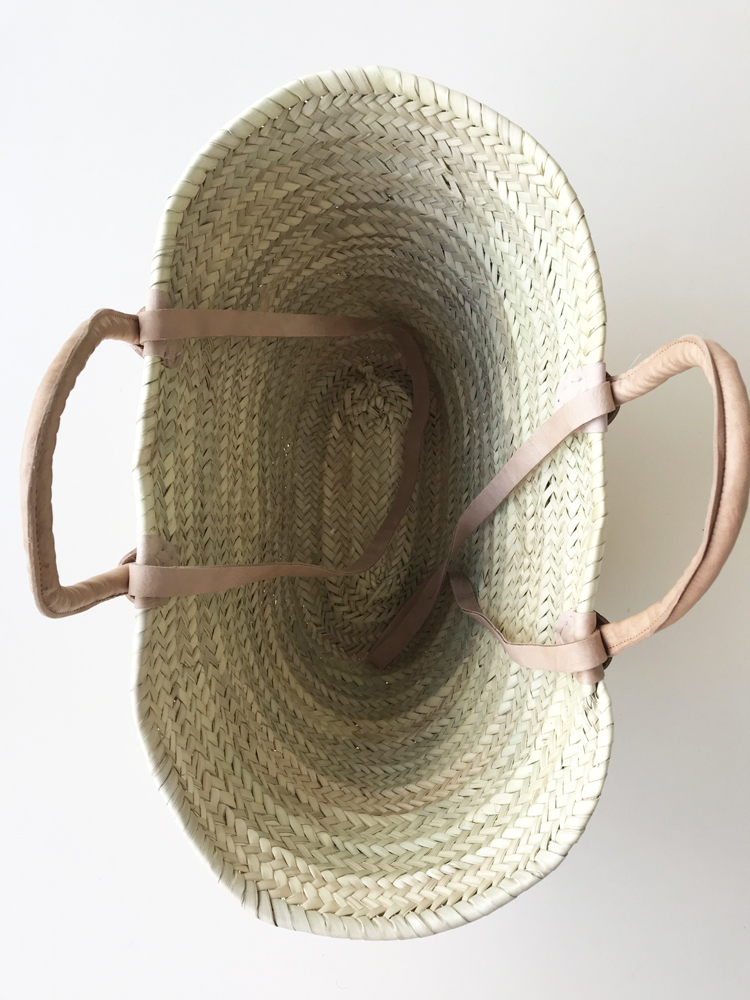 IMG_2905 Geflochtener Korb, beige, ovale Form, zwei Henkel aus Leder, natürlicher Look.