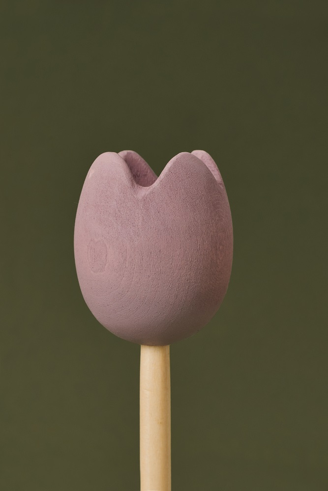 200904_Raduga_Grez_campaign5293 Holzblume, tulpenförmiger Kopf, lila, glatter Stiel, minimalistisches Design.
