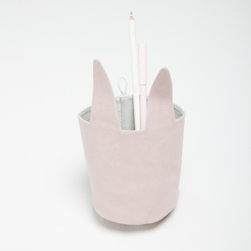 deskstorage-bunny-mauve-1 Stifteköcher, hellrosa Stoff, Ohren-Design, enthält Bleistift und Stift, minimalistisch.