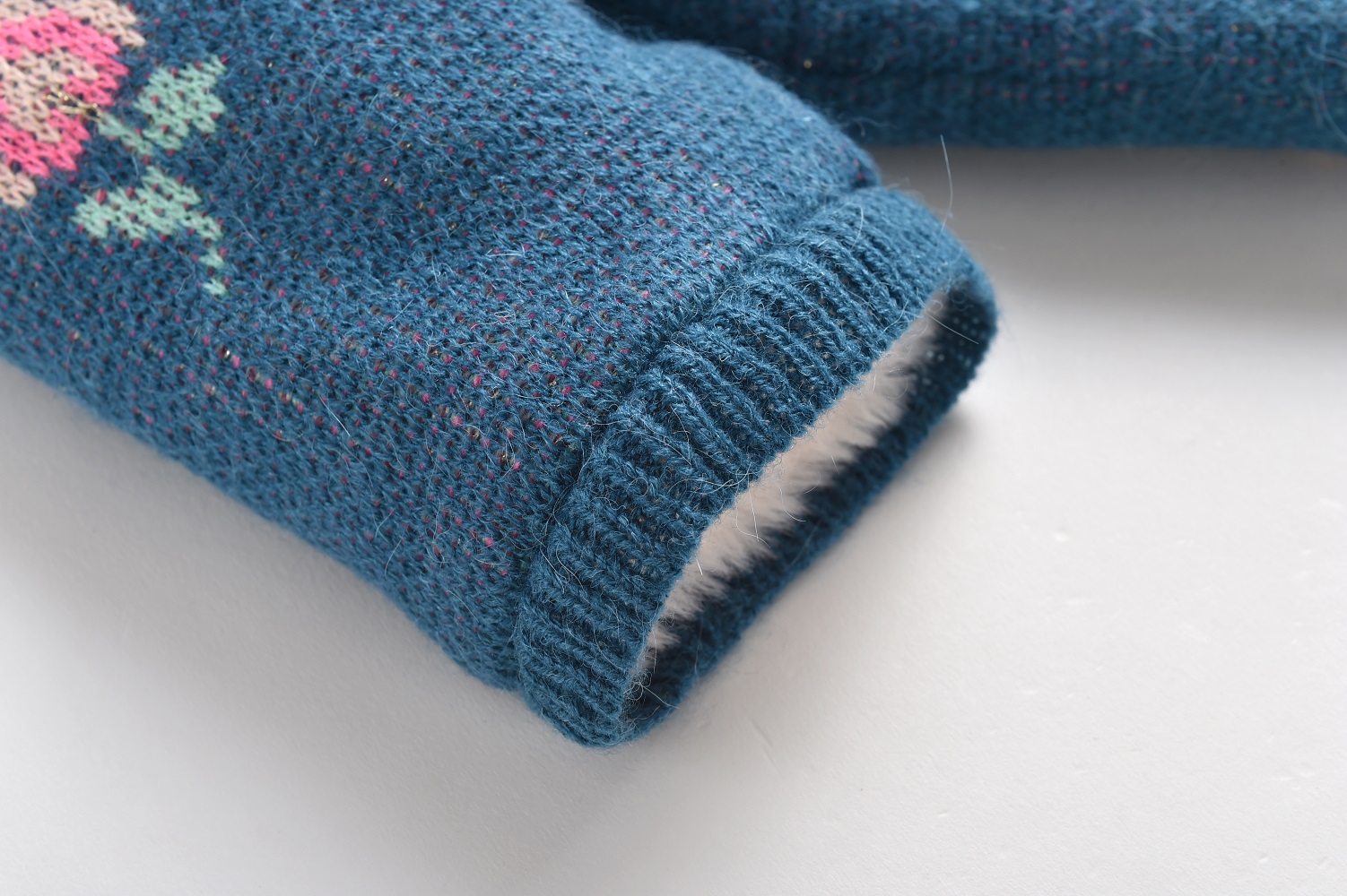 babypilotjumpsuitpucalagoon8 Strickpullover, blau, rosa und grüne Blumenmuster, gerippte Bündchen, Plüschfutter.