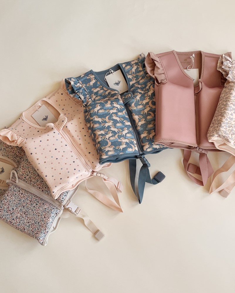 KS4445-NEOPRENE-FLOAT-VEST-FRILL-UNICORN-Extra-2 Kinder-Schwimmwesten, beige und rosa, Sterne-Muster, blauer Einhorn-Aufdruck, Rüschen, dazugehörige kleine Taschen.