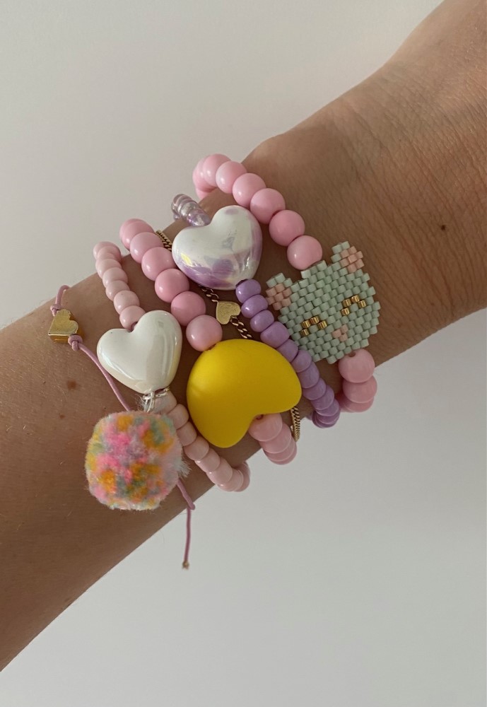 IMG_1665 Armbänder-Set, mehrfarbig, Perlen rosa, lila; Herzanhänger weiß, gelb; Katzenmotiv aus Perlen; bunter Pompon.