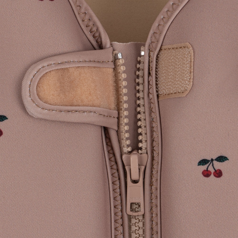 Reißverschluss, Klettverschluss, beige, Kirschen-Aufdruck, Detailansicht.