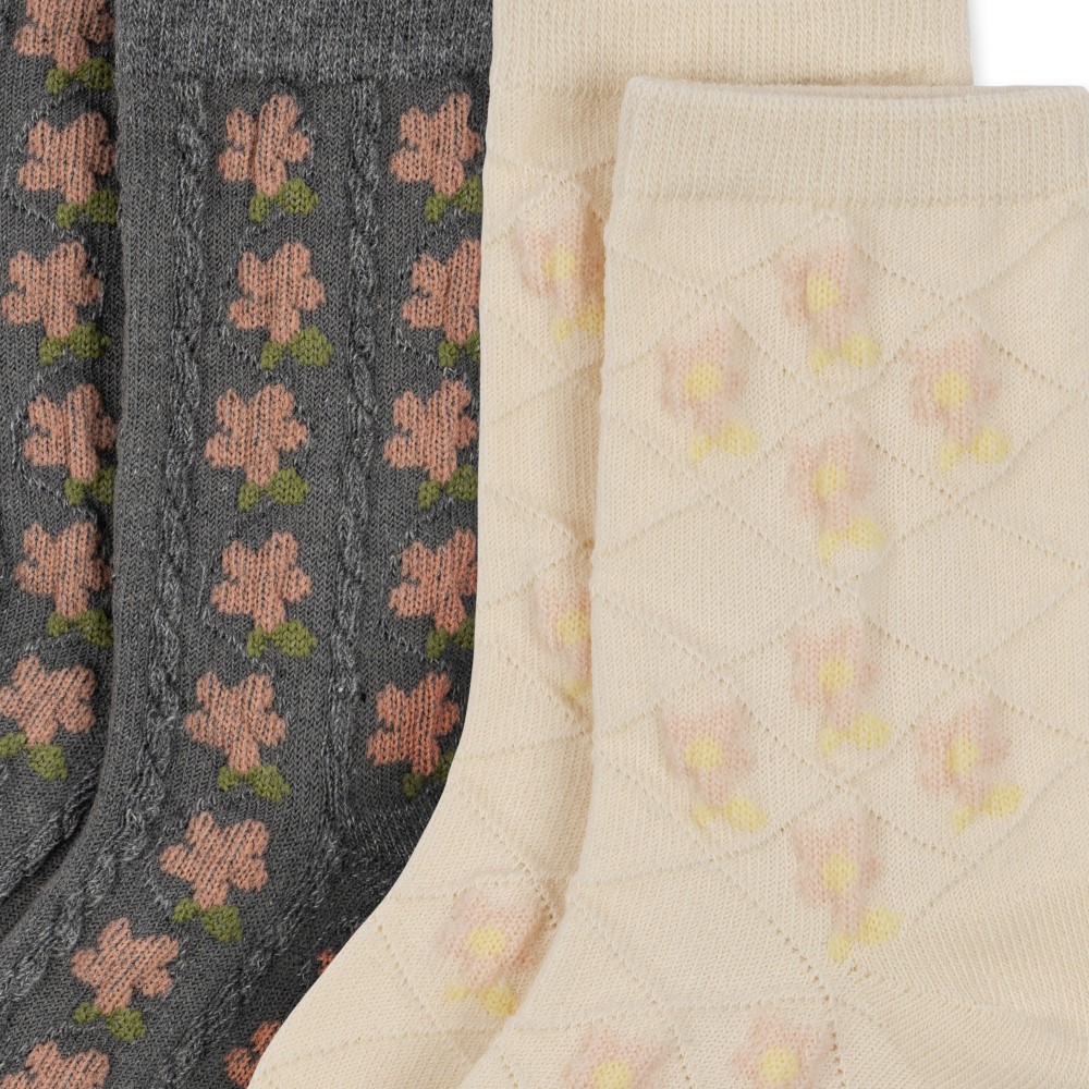 KS5075-2-PACK-POINTELLE-SOCKS-FLOWER-Extra-3 Zwei Paar Socken, grau und beige; jeweils mit Blumenmuster; graues Paar mit grünen Blättern, beiges Paar mit gelb-rosa Blumen; gestricktes Material.