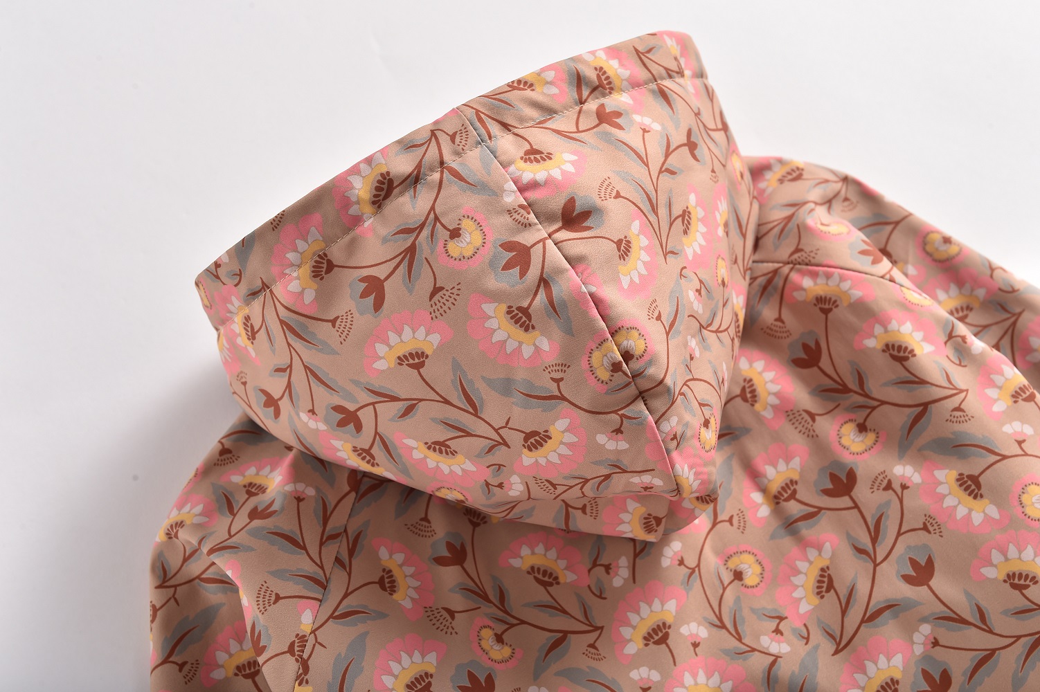 Girls-Raincoat-Mara-KhakiFolkFlowers-8 Kapuze, Blumenmuster, beige, rosa, braun, gelb, geblümt.