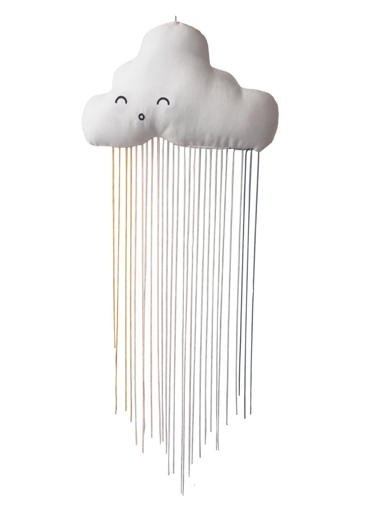 rainbow-cloud-mobile Wolkenförmiges Mobile, weiß, lächelndes Gesicht, bunte Fäden in Gelb, Rosa, Grau, Blau.