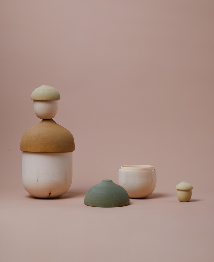 Raduga-Catalog0054 Holzbehälter Set, drei Teile, pilzförmige Deckel, Braun, Grün, Naturfarben, minimalistisches Design, Ästhetik inspiriert von Pilzen, dekorative Aufbewahrung.