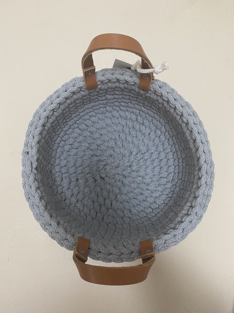 IMG_1692 Runder geflochtener Korb, grau, zwei braune Ledergriffe.