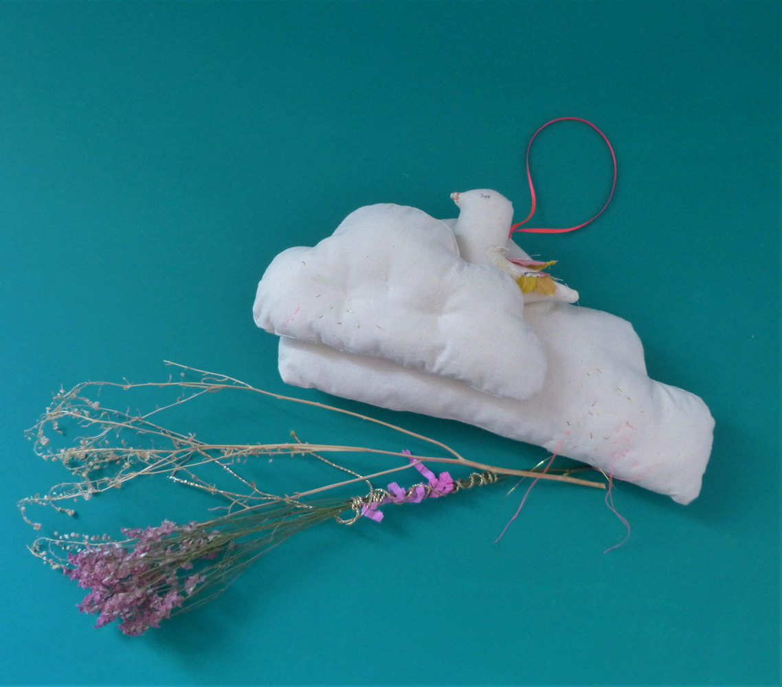 Scala-Suzie-nuage Stofftier Vogel, weiß, stilisiert, rotes Band, einfache Stickerei.