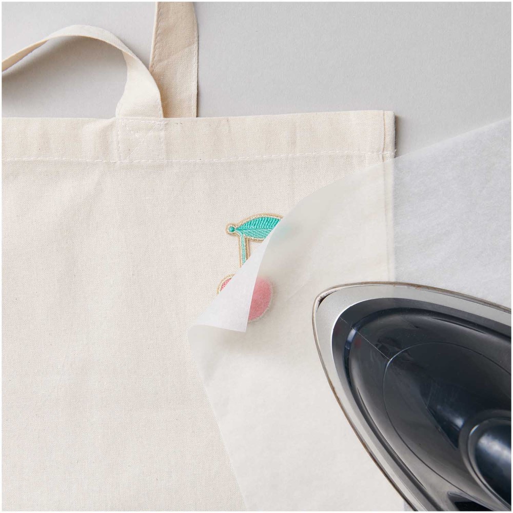 280082_aw_2 Baumwolltasche naturfarben, bunte Stickerei mit Motiv, Bügeleisen mit Backpapierabdeckung.