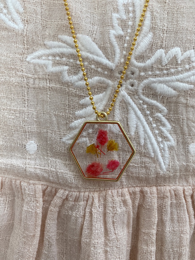 IMG_2609 Halskette, goldene Kette, hexagonaler Anhänger, transparente Fassung, bunte Trockenblumen in Rosa und Gelb.