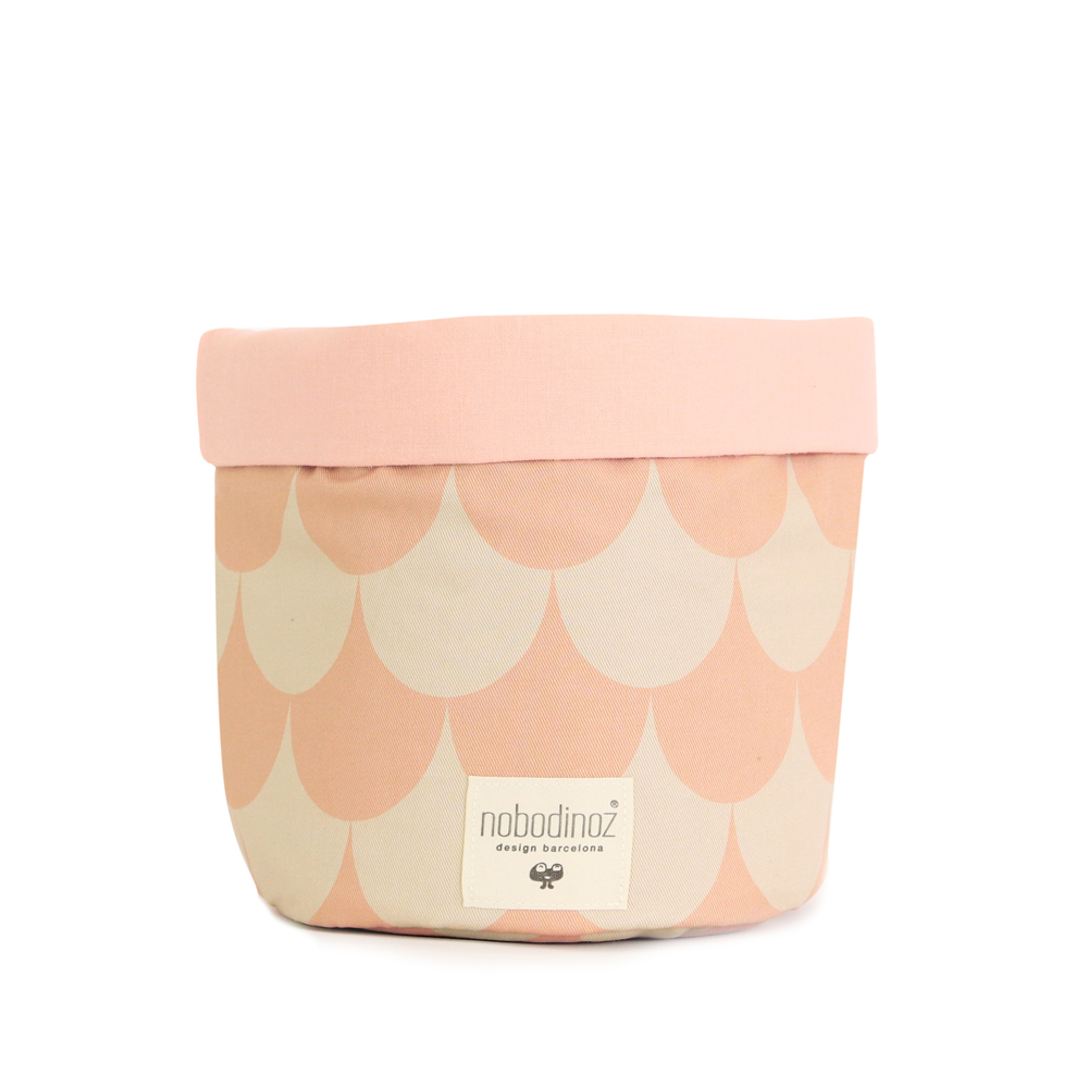mambo_basket_scales_pink_nobodinoz_1 Korb, Stoff, rosa, weißes Wellenmuster, Aufdruck "nobodinoz", runde Form, faltbar.