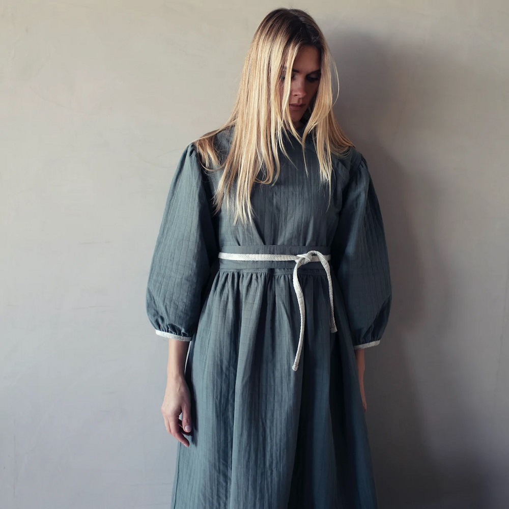 Patchwork-Kleid Kleid, dunkelgrau, lange Puffärmel, weißer Gürtel, knielang.