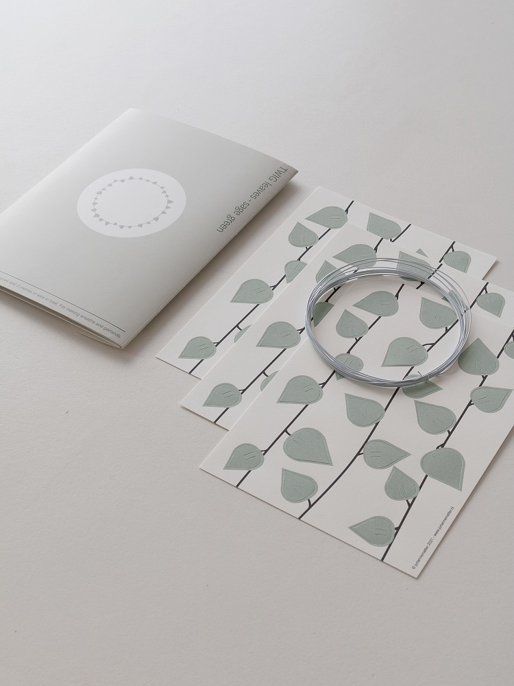 twig-leaves-sage-green-6 Bastelset, silberner Draht, Karten mit grünem Blattmuster, graues Booklet mit Kreismotiv.
