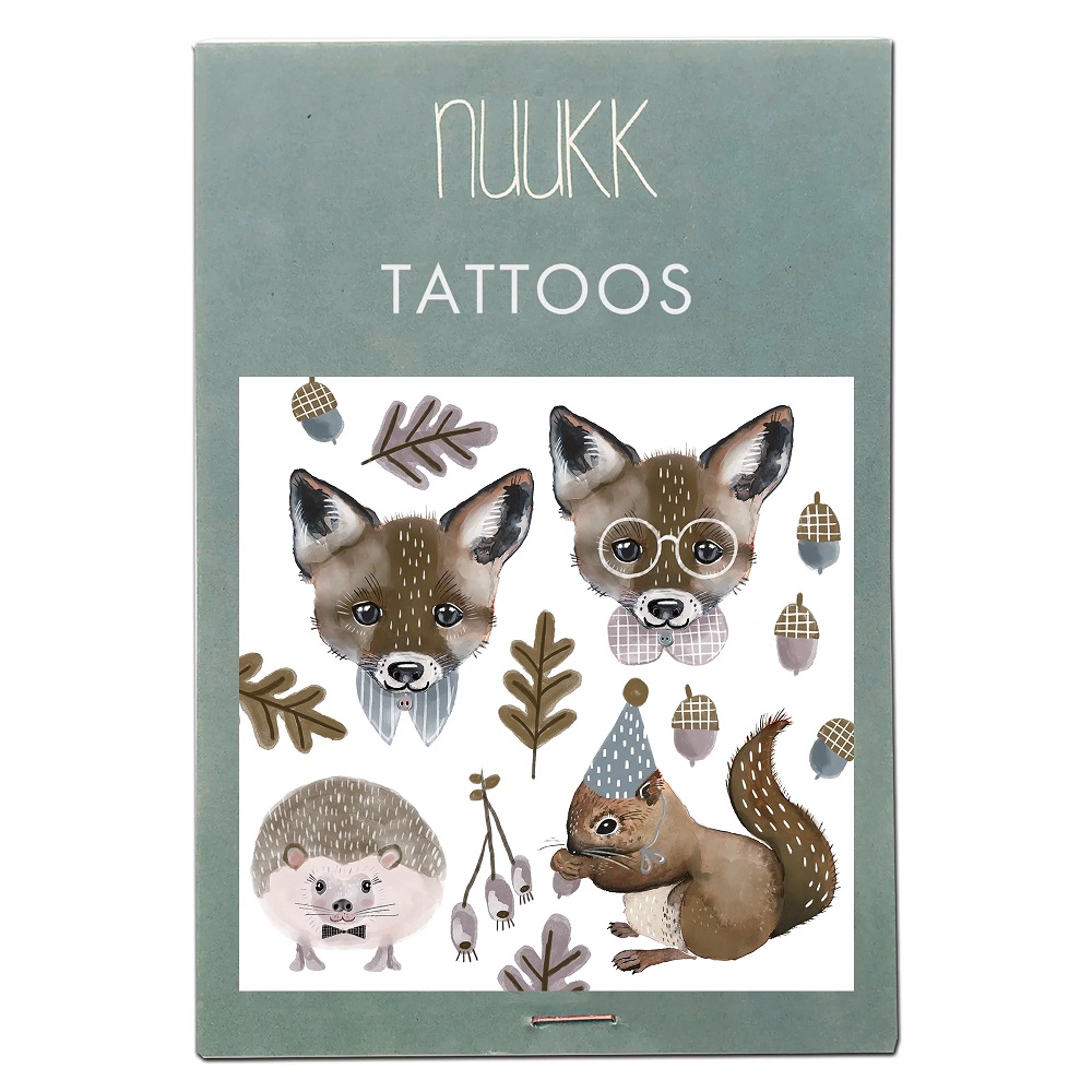 TAT-1-39_fox_squirrel_Packaging_white_2048x nuukk Tattoos, Tiermotive: Fuchsköpfe mit Brille, Igel mit Fliege, Eichhörnchen mit Mütze, Eicheln, Blätter, Farbtöne: Braun, Beige, Grün, Verpackung mit beschriftetem Hintergrund.