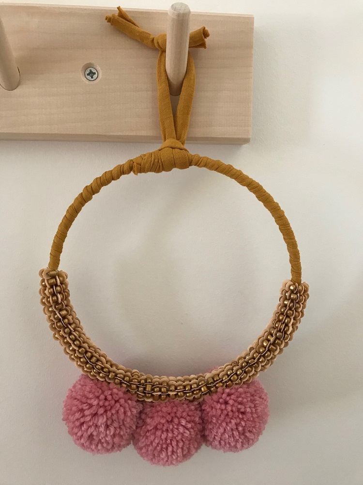 IMG_8066 Dekoration, goldener Ring, senffarbenes Band, drei rosa Pompoms, Holz-Wandhalterung.