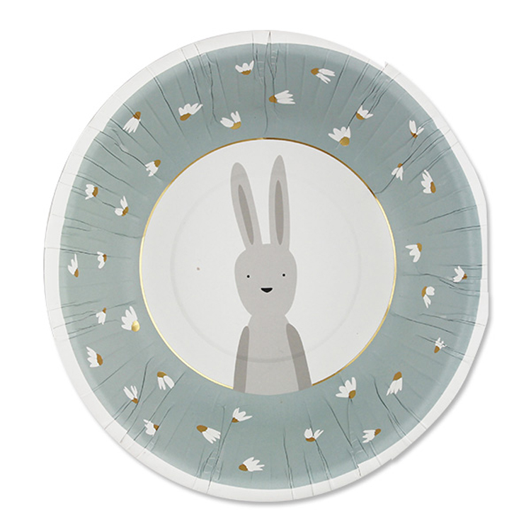 5472_Pappschale_Hase_3620_600x600 Pappteller, grau, Hase-Aufdruck in der Mitte, Blumenmuster am Rand.