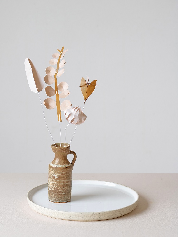 field-flowers-small-3 Keramikvase, braun-beige, minimalistisch, Trockenblumen-Arrangement aus Papier, neutrale Töne, runde Servierplatte, weiß.