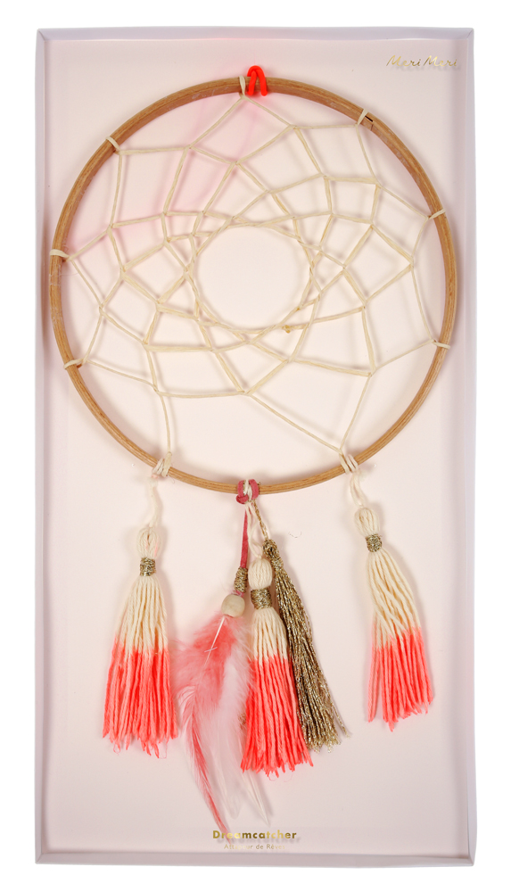 30-0023a Traumfänger, Holzring, cremefarbenes Netz, Quasten in Creme und Pink, Federn, rote Aufhängung.