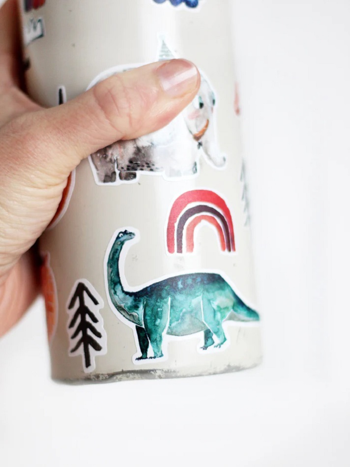 spulmaschinenfeste_Sticker_dino2_700x Trinkflasche, beige, Dinosaurier-Aufkleber, Regenbogen-Aufkleber, Elefanten-Aufkleber, Baum-Aufkleber, handgehalten, kreative Gestaltung.