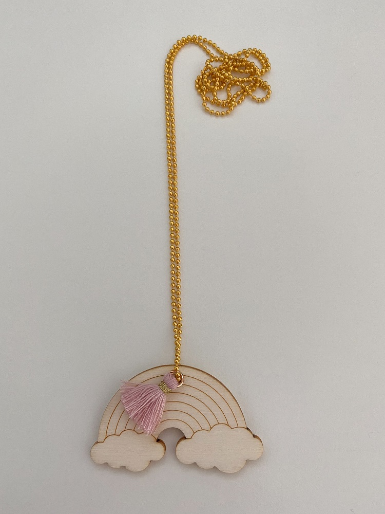 IMG_3096 Halskette, goldene Kette, Regenbogen-Anhänger aus Holz, rosa Quaste, minimalistisch.
