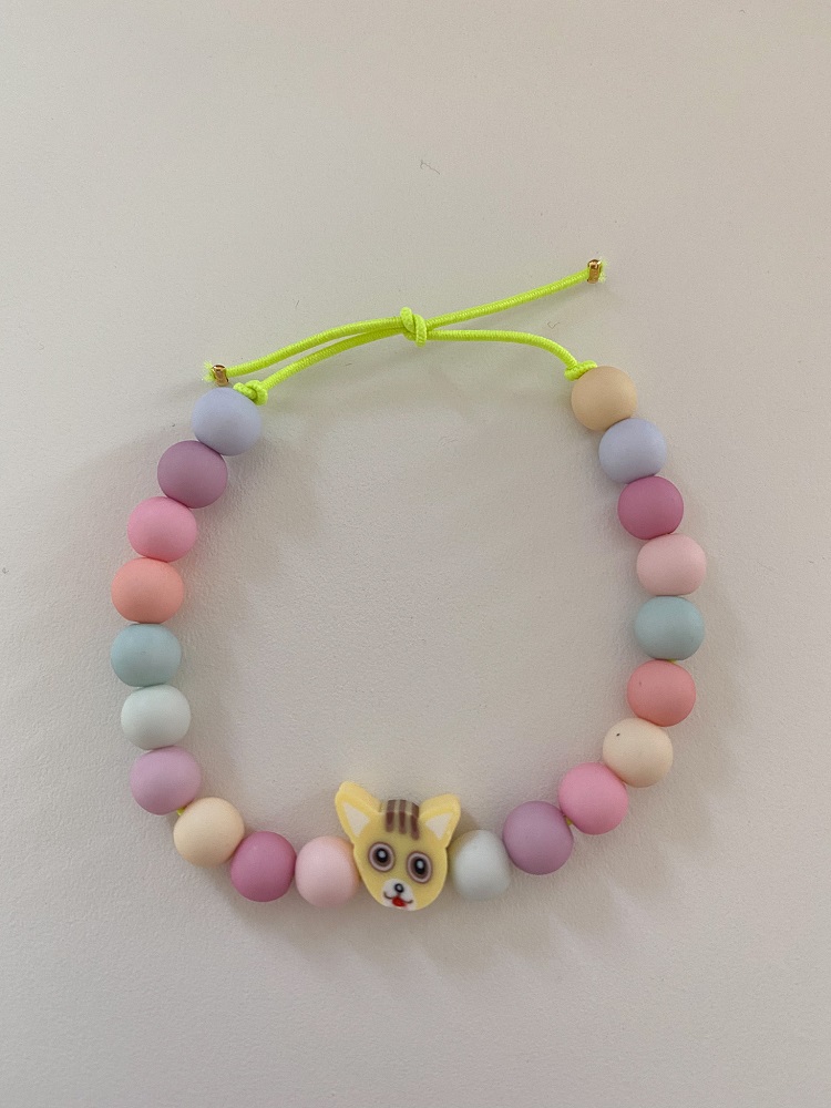 IMG_5460 Armband, bunte Perlen in Pastellfarben, gelbes Tiergesicht-Element, gelbes Kordelband mit verstellbarem Knoten.
