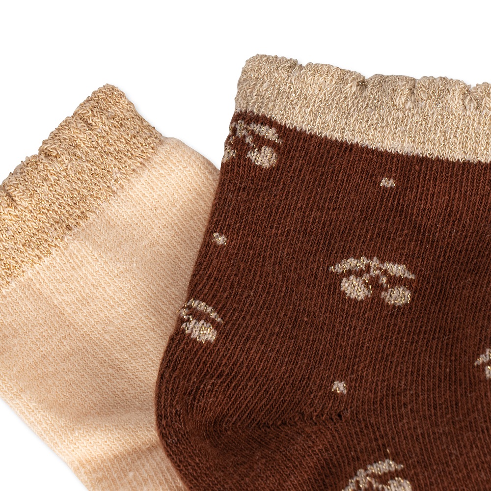 KS3759-2-PACK-LUREX-SOCKS-MON-CHERI-SHIFTING-SAND-Extra-3 Zwei Paar Socken, eine beige, eine braun mit hellem Bündchen; braune Socke mit hellem Kirschmuster.