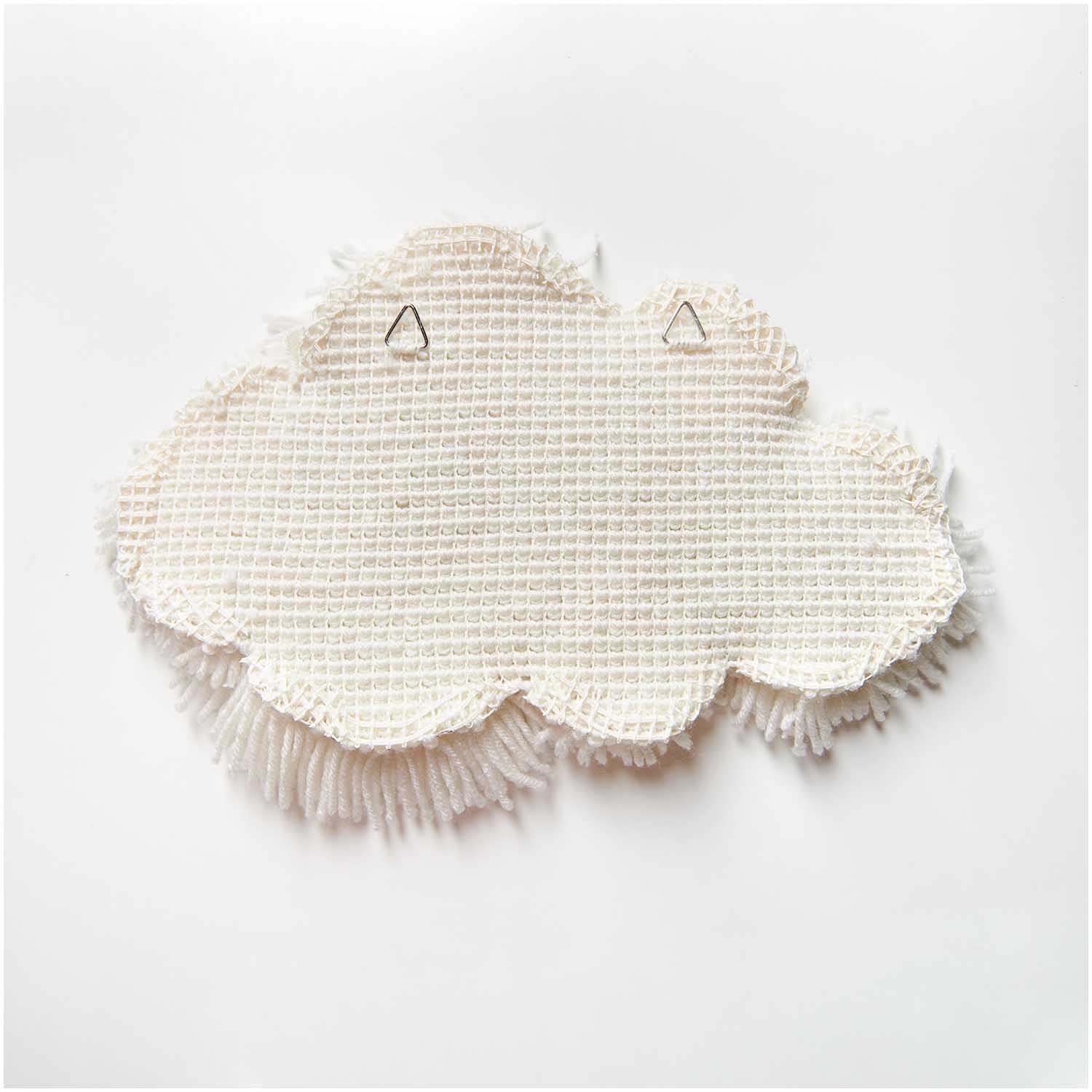 Teppich, Form einer Wolke, cremeweiß, flauschige Struktur, Rückseite mit zwei Haken zum Aufhängen.