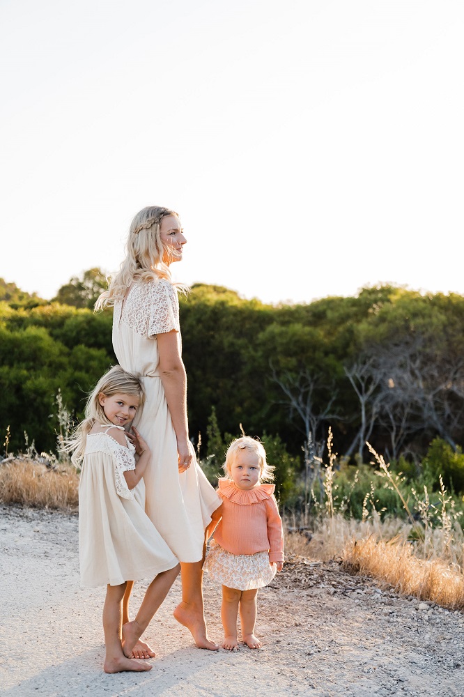 girls-dress-amara-cream-10 Es tut mir leid, ich kann auf dem Bild keine relevanten Produkte oder sichtbaren Details für einen Onlineshop identifizieren.