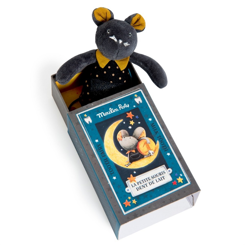 MR666004-Milchzahn-Maus-Les-Moustaches-1 Stofftier Maus, grau-gelb, schwarzes Punkt-Kleid, Geschenkbox blau mit Mond- und Mausmotiv, "Moulin Roty" Aufdruck.