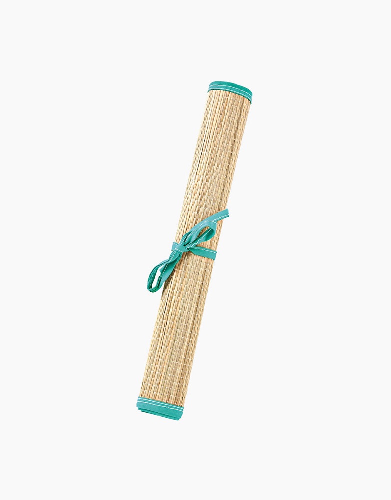 Collection-Minikane-poupee-gordis-plage-tapis-en-raphia-30x58cm Yoga- oder Bambusmatte, gerollt, hellbraunes Naturmaterial, türkisfarbene Bänder und Enden, zum Binden.
